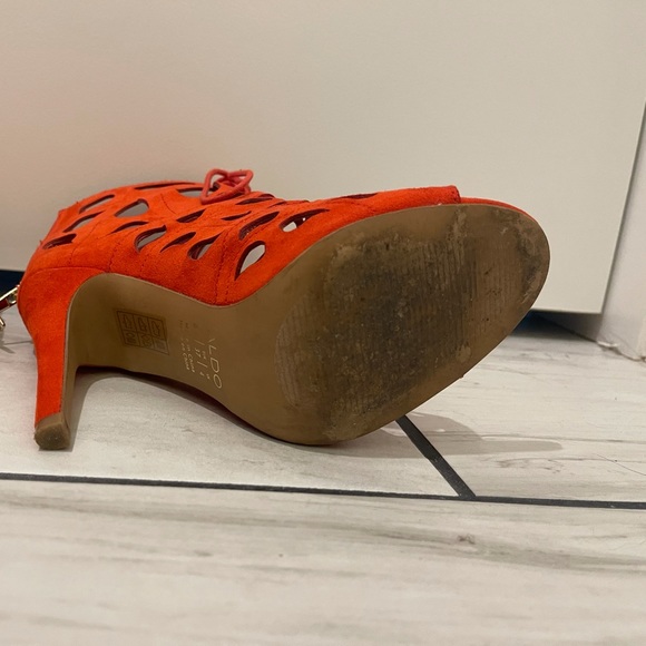 Aldo cut-out red shoes/heels/booties, size 6.5 - Picture 3 of 4